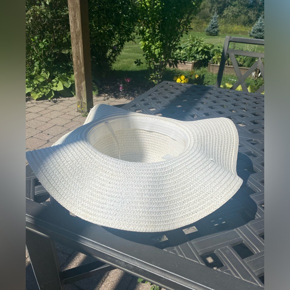 A white straw hat - Picture 3 of 3